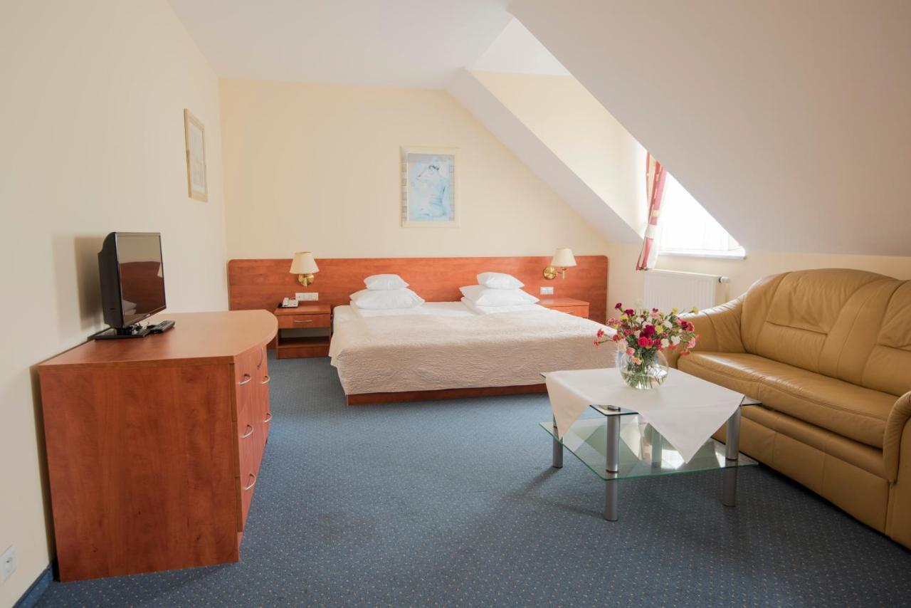 Hotel Daria Тичи Екстериор снимка
